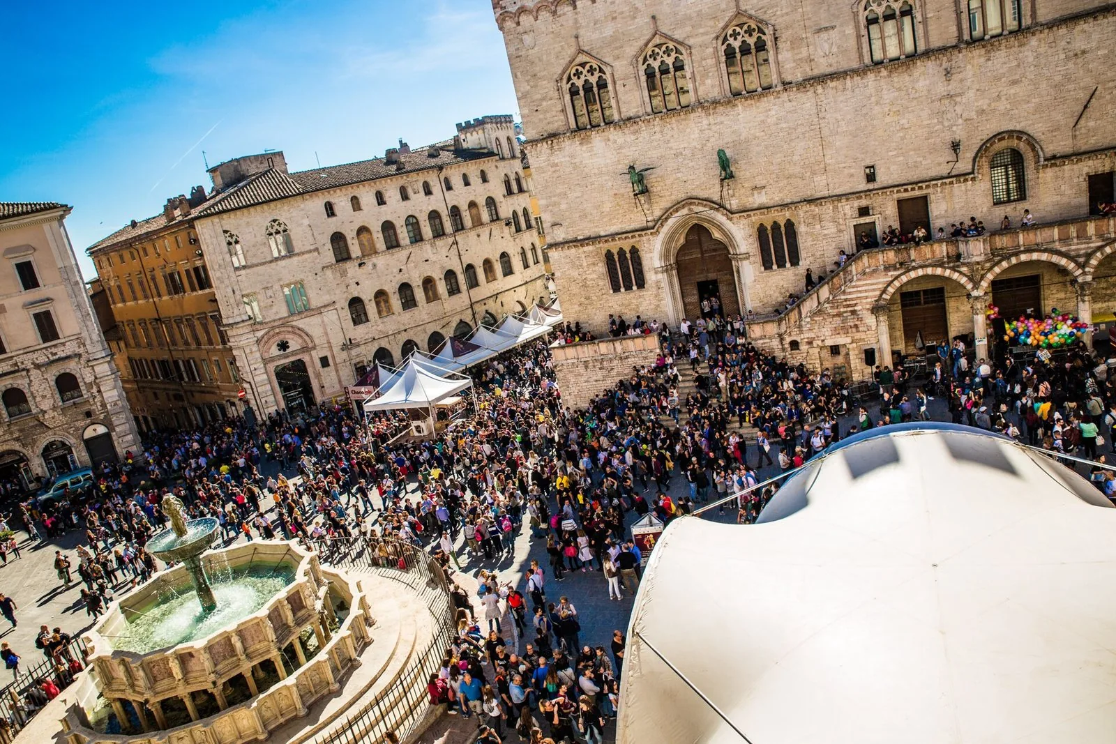 La folla di Eurochocolate in Piazza IV Novembre a Perugia tra gli stand e la Fontana Maggiore