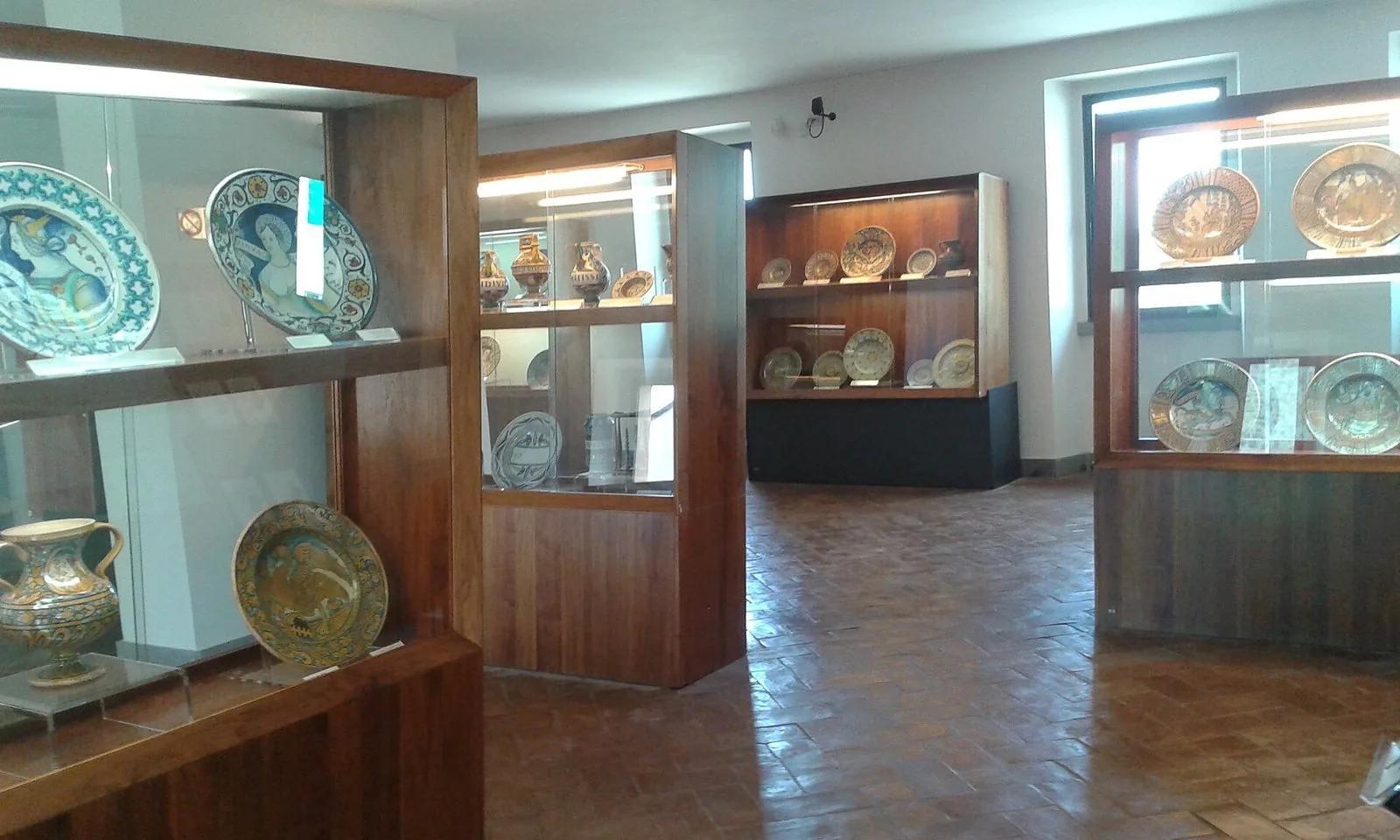Vetrine con piatti e vasi in maiolica rinascimentale nel Museo Regionale della Ceramica di Deruta